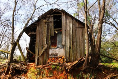 a shack barn farm abandoned farming shed storage building rural farmyard
