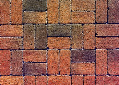 Bir kaldırım taşı kaldırım taşı kaldırım tuğlaları yol yolunu tıkıyor.