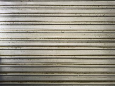 Yıpranmış bir garaj kapısı paslanmış yıpranmış metal duvar paslanmış.