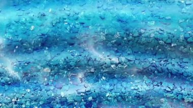 Dalgalanan bir su yansıması mercan ışıltısı parlayan güneş ışığı parlayan akıntı doğal akıntı temiz dalga sakin çakıl taşı hareket dalgalanan kayalar dere hareketi turkuaz taşlar sığ video