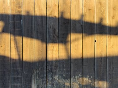 Özel bir bahçe, ahşap bahçe, çit, banliyö, banliyö tahtaları sıralı çevre koruma, özel güvenlik, sert kereste güvenliği.