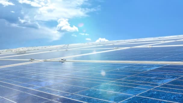 再生可能な太陽ルーフパワーパネルエネルギークリーン電力保全フォトセルハウスの反射日太陽の日当たりの良い緑の運動エコセルコレクタースカイイ革新太陽光発電代替ビデオ — ストック動画