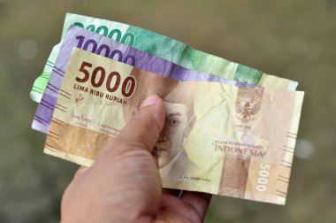 Endonezya rupia ticaret işlemleri seçici odak için para tutun