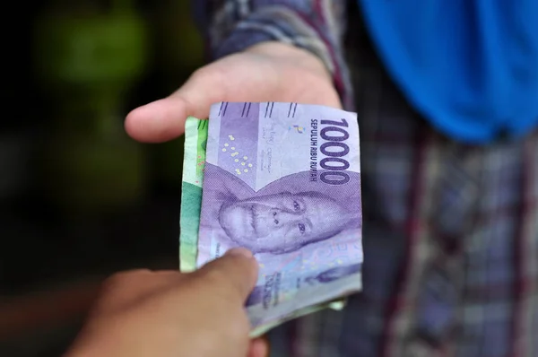 Tenere Indonesia Rupie Banconote Denaro Transazione Commerciale Fuoco Selettivo — Foto Stock