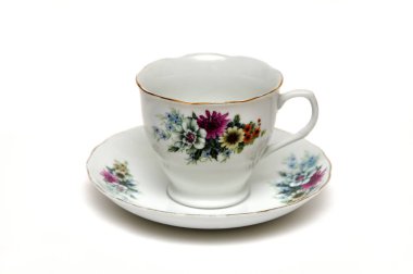 Beyaz arkaplanda çiçek desenli boş seramik bardak