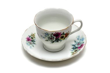 Beyaz arkaplanda çiçek desenli boş seramik bardak