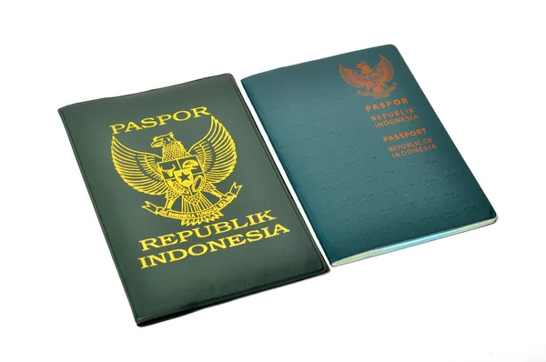 インドネシア共和国白を背景に緑の表紙のパスポート本 — ストック写真