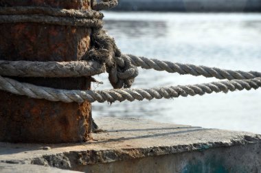 Limandaki gemiler için demirleme halatları.
