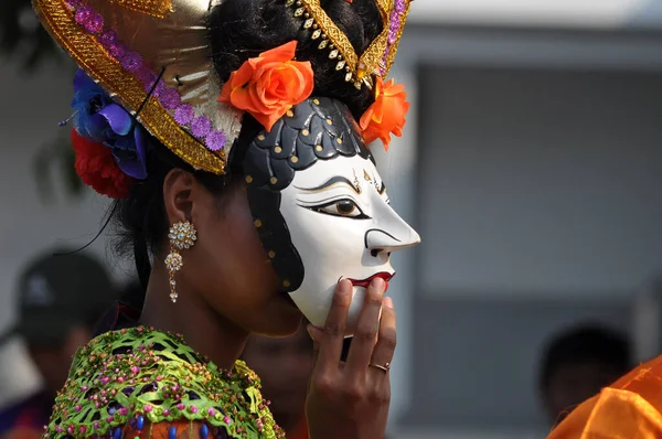 Jakarta, Endonezya - 8 Temmuz 2018: Betawi maskeli dansçılar Jakarta, Endonezya 'da düzenlenen bir kültür karnavalı sırasında maskelerini taktılar