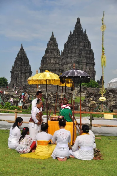 Yogyakarta, Endonezya - 30 Mart 2014: Hindu Nyepi, Prambanan Tapınağı avlusunda dini tören - Endonezya