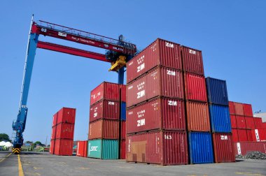 Jakarta, Endonezya - 15 Kasım 2015: Tanjung Priok liman bölgesinde yığınla konteyner, Jakarta - Endonezya
