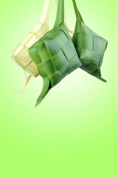 Ketupat Tradycyjna Potrawa Indonezji Zrobiona Ryżu Zawiniętego Liście Kokosowe — Zdjęcie stockowe