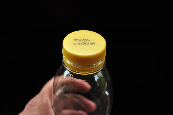Expiry Date Written Plastic Bottle Cap — Stock Photo, Image