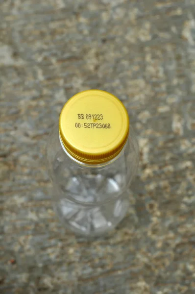 Fecha Caducidad Escrita Tapa Botella Plástico — Foto de Stock