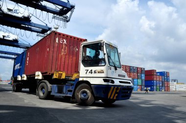 Jakarta, Endonezya - 26 Mayıs 2017: Endonezya - Tanjung Priok limanındaki konteyner yükleme ve boşaltma faaliyetleri