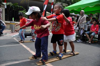 Jakarta, Endonezya - 17 Ağustos 2015: Endonezya 'nın Jakarta kentinde düzenlenen bağımsızlık gününde tahta sandalet yarışı