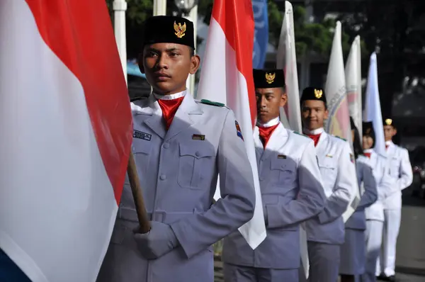 Yakarta Indonesia Junio 2012 Jóvenes Levantando Bandera República Indonesia Preparándose —  Fotos de Stock