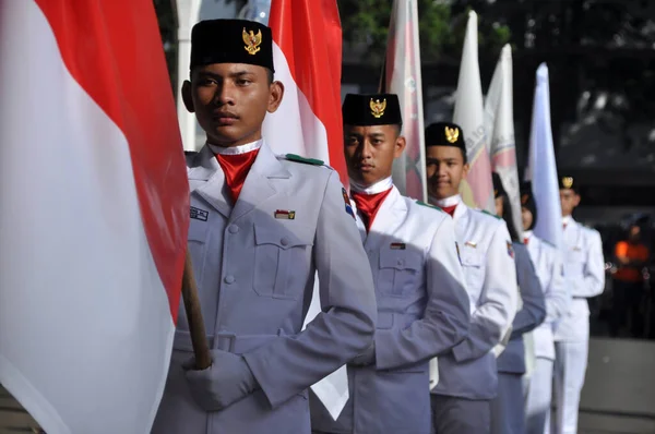 Jakarta Indonesia Juni 2012 Pemuda Yang Mengibarkan Bendera Republik Indonesia — Stok Foto