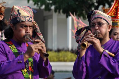 Jakarta, Endonezya - 8 Temmuz 2018: Pui-pui Güney Sulawesi 'nin geleneksel müzik enstrümanı Jakarta Karnaval Geçidi, Jakarta, Endonezya.