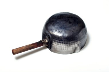 Uzun zamandır kullanılan bir tencere.