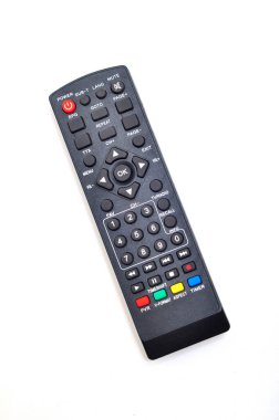 Dijital televizyon uzaktan kumandası beyaz arkaplanda izole edildi