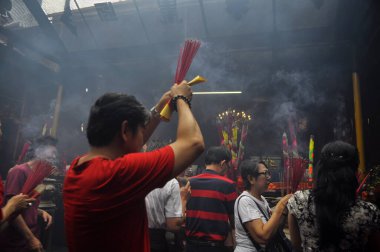 Jakarta, Endonezya - 19 Şubat 2015: Çinli vatandaşlar Vihara Dharma, Glodok, Jakarta - Endonezya 'da Çin Yeni Yıl ibadeti yapıyorlar
