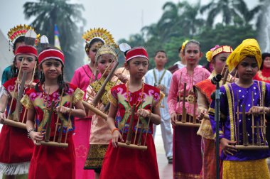 Jakarta, Endonezya - 19 Nisan 2015: Endonezya 'daki çeşitli kabilelerden TMII, Jakarta' daki Kültür Karnavalı etkinliğinde görüntüler