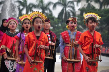 Jakarta, Endonezya - 19 Nisan 2015: Endonezya 'daki çeşitli kabilelerden TMII, Jakarta' daki Kültür Karnavalı etkinliğinde görüntüler