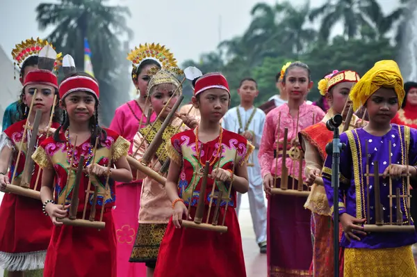 Jakarta, Endonezya - 19 Nisan 2015: Endonezya 'daki çeşitli kabilelerden TMII, Jakarta' daki Kültür Karnavalı etkinliğinde görüntüler