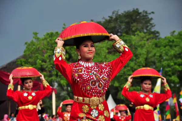 Jakarta, Endonezya - 19 Nisan 2015: Endonezya 'daki çeşitli kabilelerden TMII, Jakarta' daki Kültür Karnavalı etkinliğinde görüntüler