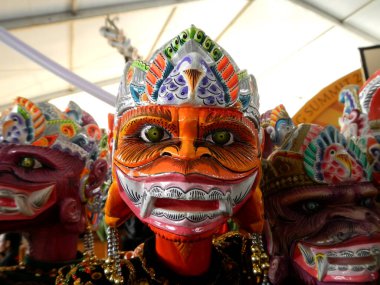 Wayang Golek sundan kukla gösterisi seçici odaklanma