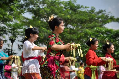 Merkez Java, Endonezya - 1 Mart 2015: Prambanan Tapınağı 'nda dans eden genç Hindu kadın - Endonezya