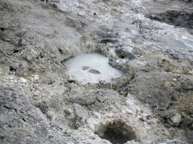 Volkanda küçük bir krater.