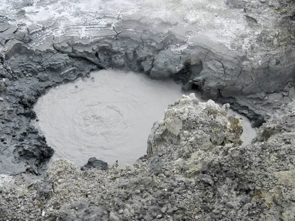 Volkanda küçük bir krater.