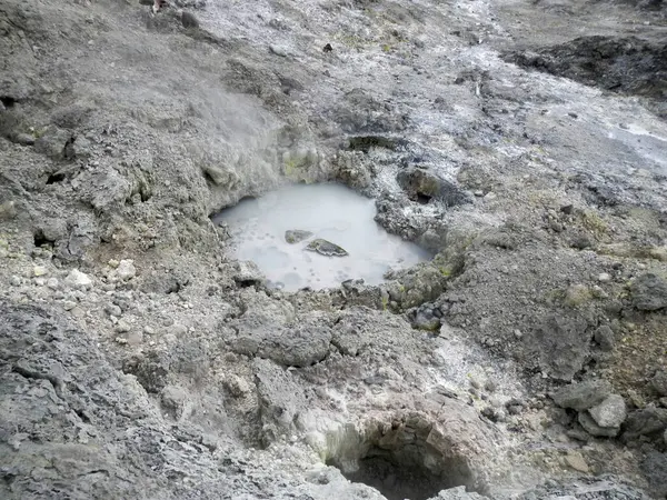 Volkanda küçük bir krater.