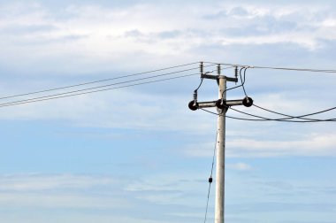 Bulutlu Gökyüzüne Karşı Güç Hattına sahip Elektrik Aracı Kutbu