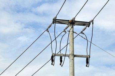 Bulutlu Gökyüzüne Karşı Güç Hattına sahip Elektrik Aracı Kutbu