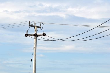 Bulutlu Gökyüzüne Karşı Güç Hattına sahip Elektrik Aracı Kutbu