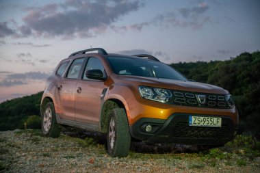 Dacia Duster SUV güzel bir gündoğumu sırasında avantajlı bir noktada.