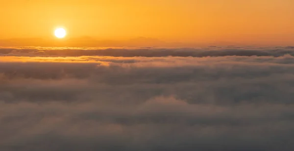 Backplate Cgi Pokazujący Wschód Słońca Nad Chmurami Panoramą — Zdjęcie stockowe