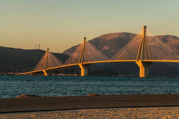 空の道路と背景に壮大な橋を示すCgiのための良いバックプレート — ストック写真