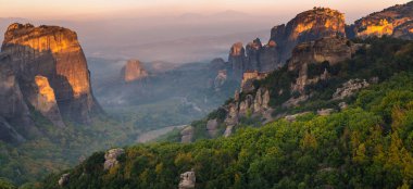 Meteora, Yunanistan-Panorama kaya ve manastırlardan oluşan dağ manzarası