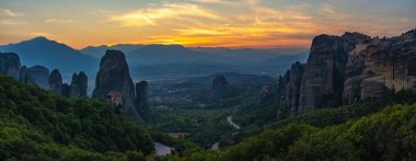 Meteora, Yunanistan-Panorama kaya ve manastırlardan oluşan dağ manzarası