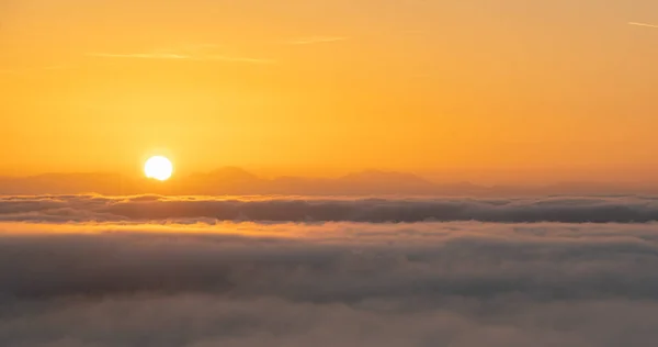 Фон Cgi Показывающий Восход Солнца Над Облаками Панорамой — стоковое фото