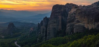 Meteora, Yunanistan-Panorama kaya ve manastırlardan oluşan dağ manzarası