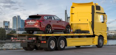 Markasız lüks SUV taşıyan çekici.