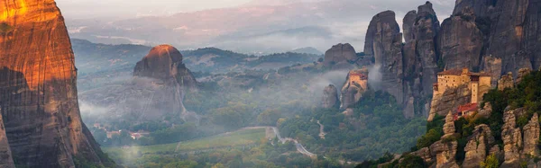 メテオラ ギリシャ 岩や修道院の山の風景のパノラマ — ストック写真
