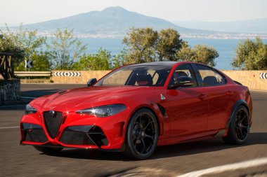 Alfa Romeo Giulia GTA ve GTAm kesinlikle sınırlıdır ve İtalyan markasının 110. yaş gününü kutlamak için yaratılmıştır..