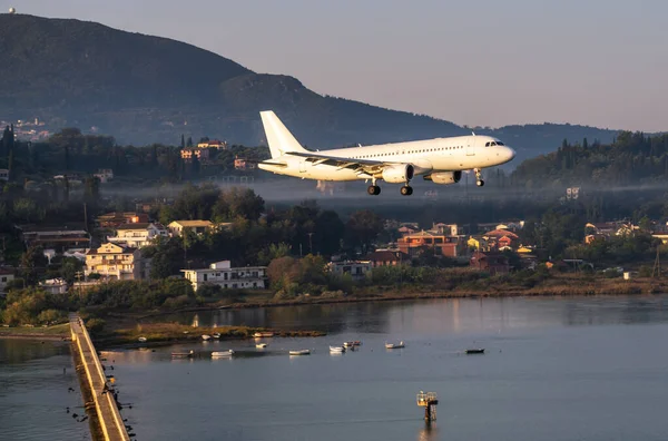 Yunanistan Korfu Kentindeki Havaalanı Pistine Yaklaşın — Stok fotoğraf
