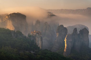 Meteora, Yunanistan-Panorama kaya ve manastırlardan oluşan dağ manzarası
